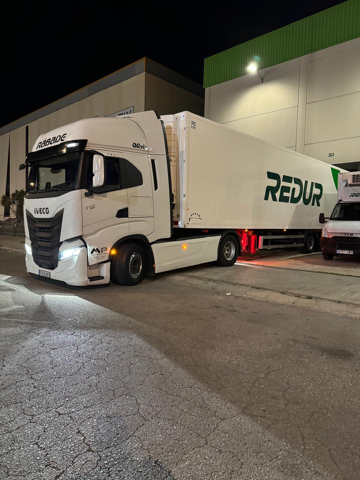Iveco con semirremolque REDUR de noche
