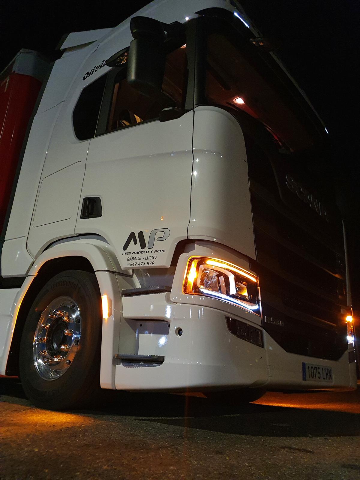 Scania con las luces encendidas de noche